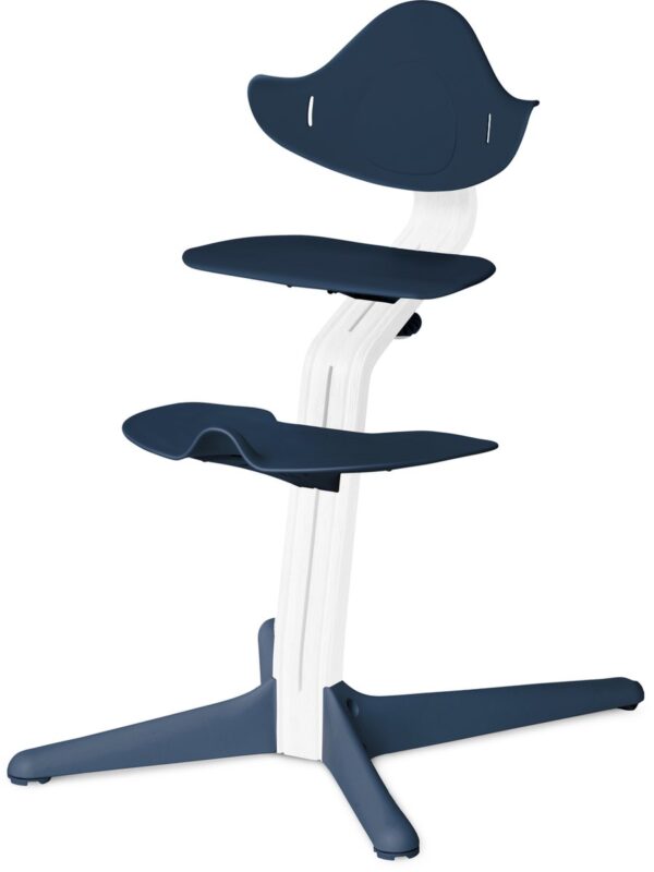 Stokke NOMI highchair meegroeistoel - Testwinnaar Kinderstoelen Test - Basis eiken wit gelakt en stoel navy