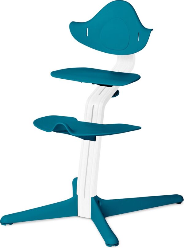 Stokke NOMI highchair meegroeistoel - Testwinnaar Kinderstoelen Test - Basis eiken wit gelakt en stoel ocean